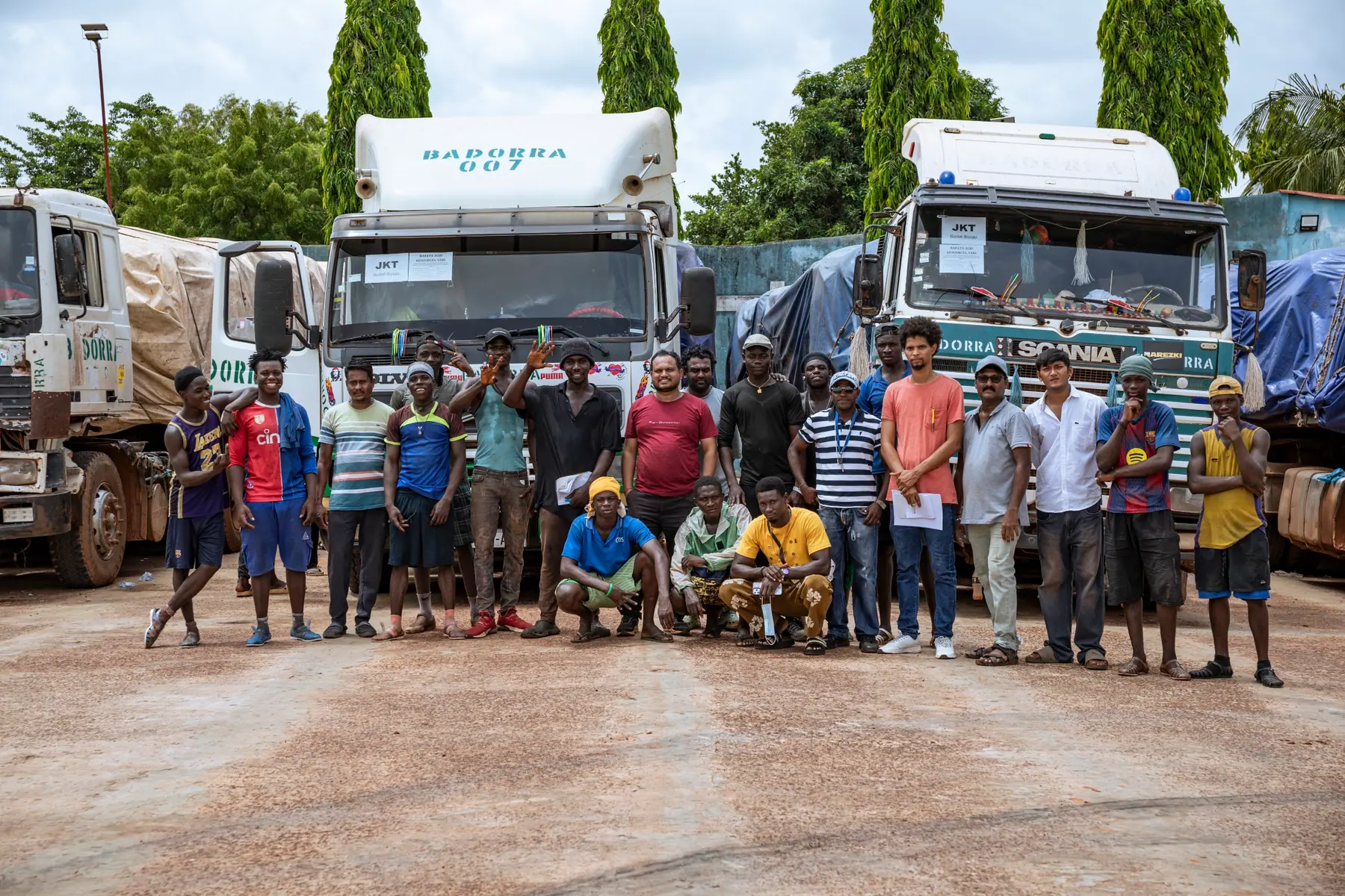 L'équipe Bafata devant la flotte de camions