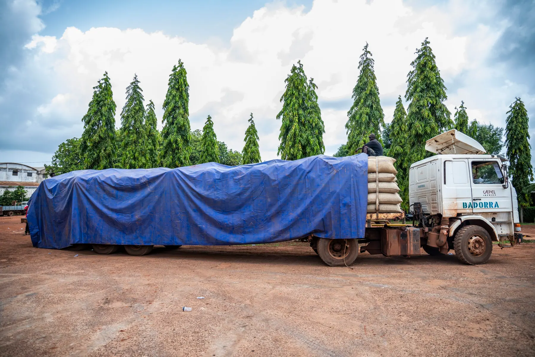 Camion bâché prêt au départ pour Bissau